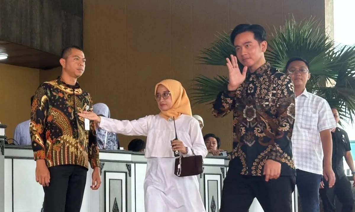 Wakil Presiden Gibran Rakabuming Raka berinteraksi dengan penyandang disabilitas selama pawai